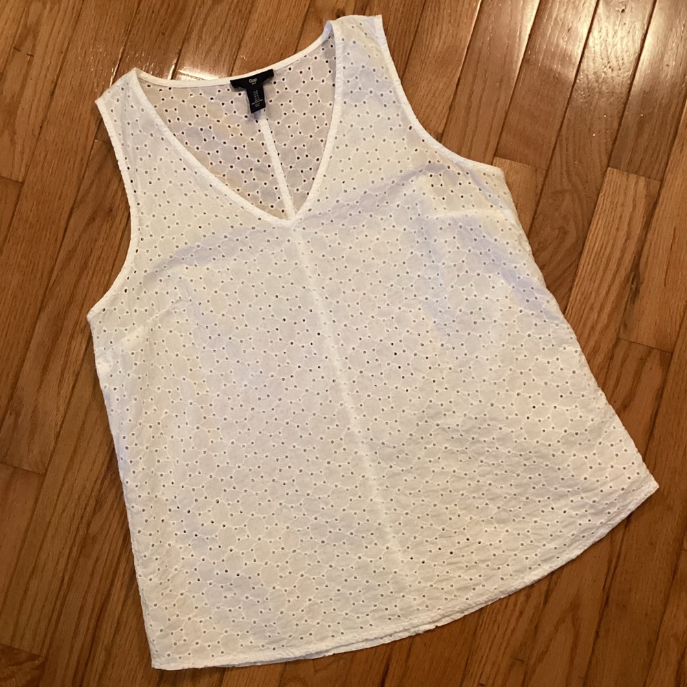 LIKE NEW GAP VNECK COTTON EYELET SLEEVELESS TOP - SLIGHTLY CURVED HEMLINE SMALL